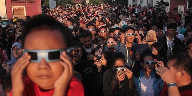 İzlediler ve secdeye gittiler