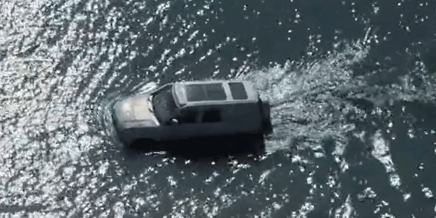 İzleyen bir daha izliyor! Yüzen arabadan ilk görüntüler
