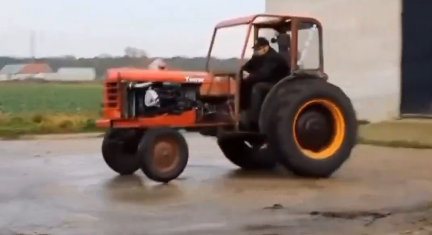 İzleyen dönüp bir daha izliyor! Bu da Ferrari’nin traktör versiyonu