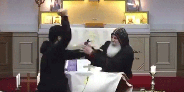 İzleyenler dehşete düştü! Filistin dostu piskoposa bıçaklı saldırı kamerada