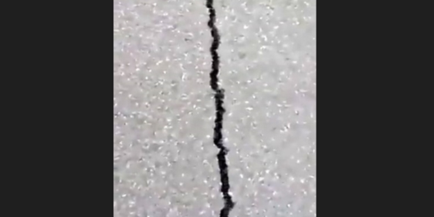 İzleyenler şaşkına döndü! Asfalt depremde böyle açılıp kapandı