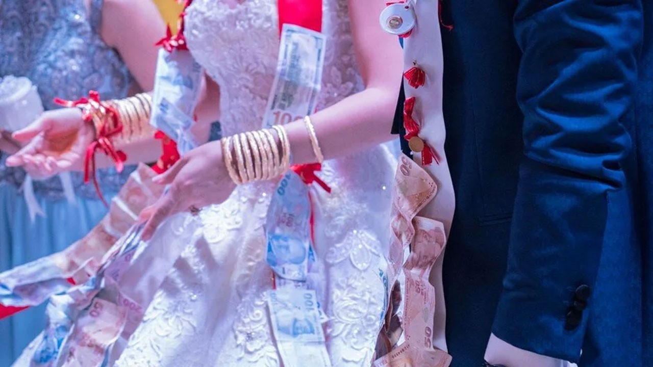 İzleyenler şaşkına döndü! Düğünde altın yerine bakın ne taktılar