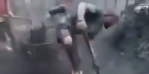 İzleyenleri duygulandıran video! Çabası gözyaşartıyor