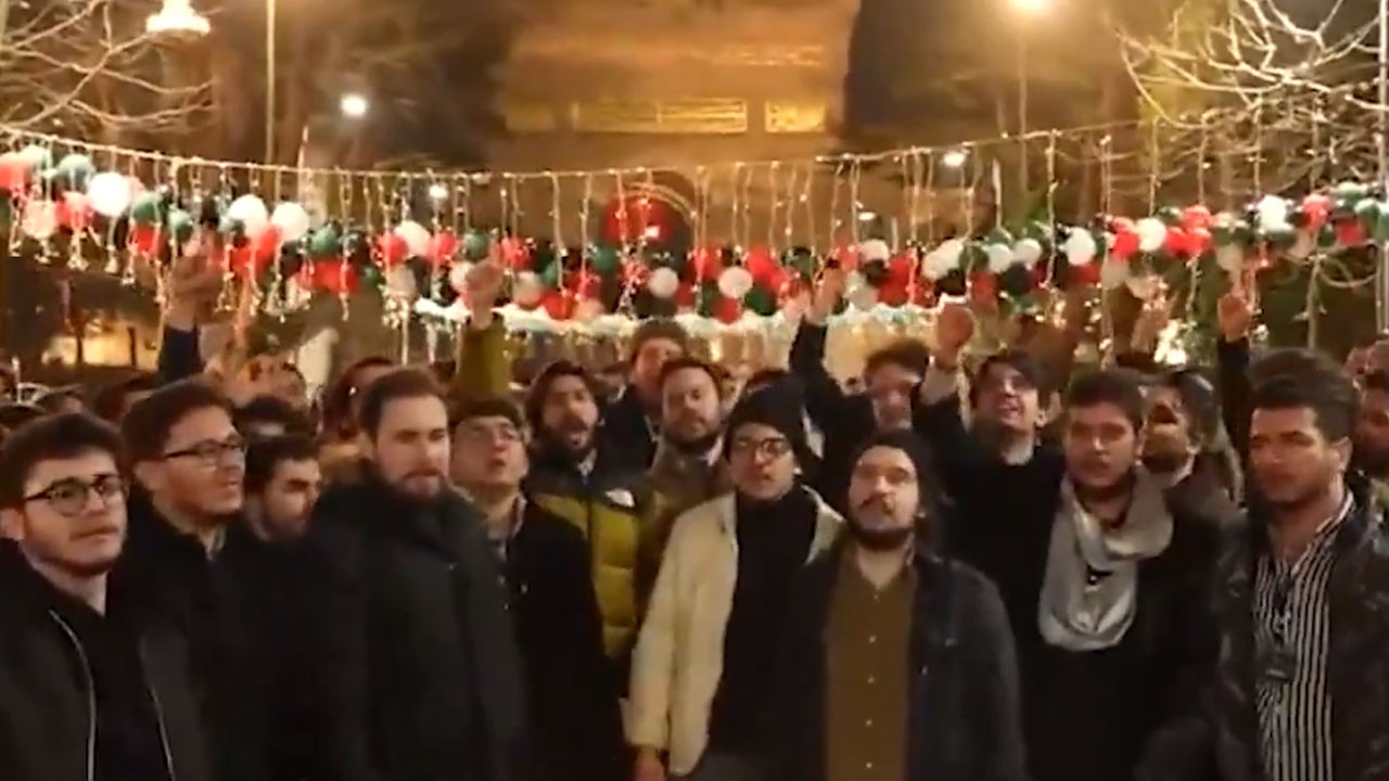 İzleyenlerin tüyleri diken diken oldu! Yüzlerce genç Beyazıt’ta hep bir ağızdan o ayeti okudu