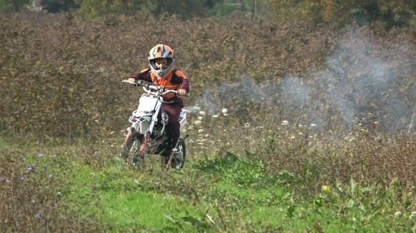 İzleyenlerin yürekleri ağızlarına geliyor! Yaşıtları oyuncakla oynuyor o motosiklet sürüyor