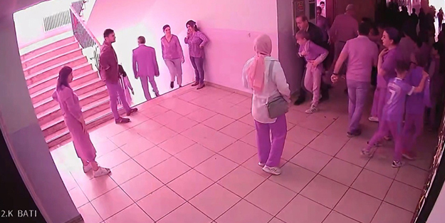 İzleyin lazım olur! Okul müdürü tek hamleyle öğrencinin hayatını kurtardı