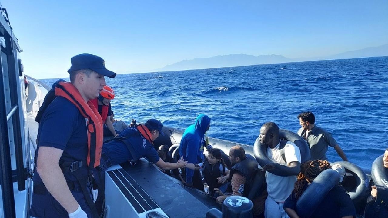 İzmir açıklarında 107 düzensiz göçmen yakalandı, 30 göçmen kurtarıldı