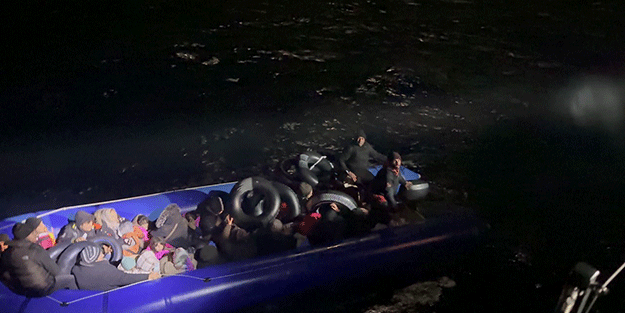 İzmir açıklarında 11 düzensiz göçmen kurtarıldı, 34 göçmen yakalandı