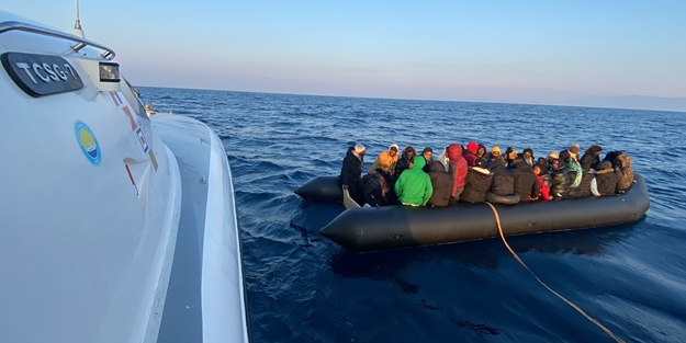İzmir açıklarında 111 düzensiz göçmen kurtarıldı