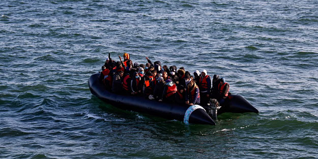 İzmir açıklarında 129 düzensiz göçmen yakalandı