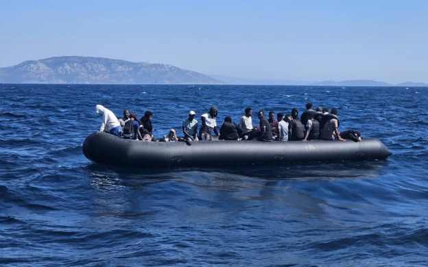 İzmir açıklarında 132 kaçak göçmen Sahil Güvenlik tarafından kurtarıldı