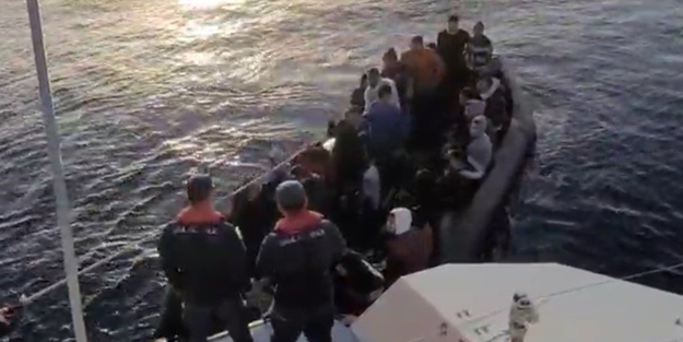 İzmir açıklarında 143 göçmen kurtarıldı, 31 göçmen yakalandı