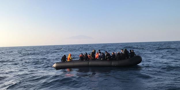 İzmir açıklarında 180 düzensiz göçmen kurtarıldı, 37 düzensiz göçmen yakalandı