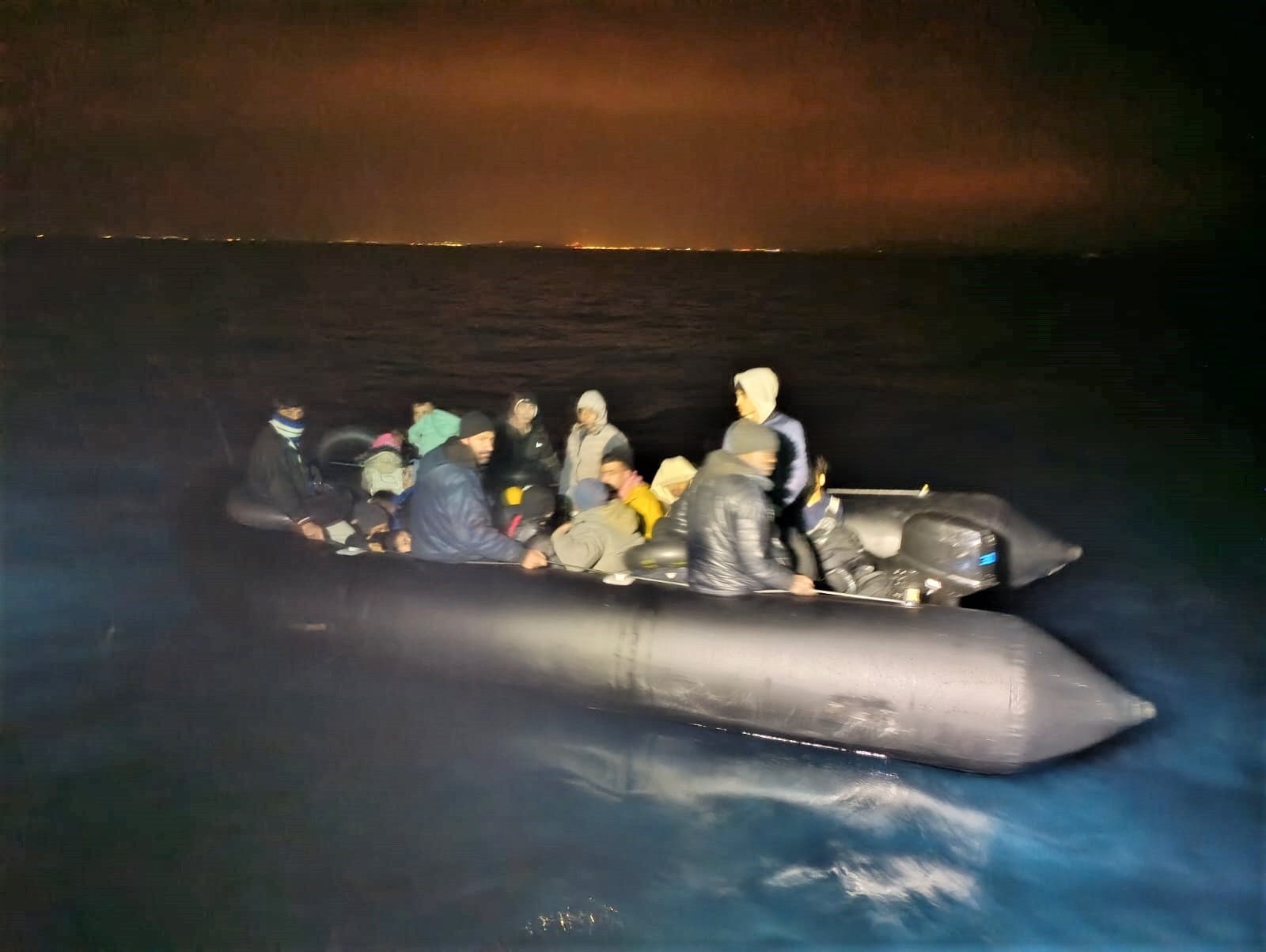 İzmir açıklarında 24 düzensiz göçmen yakalandı