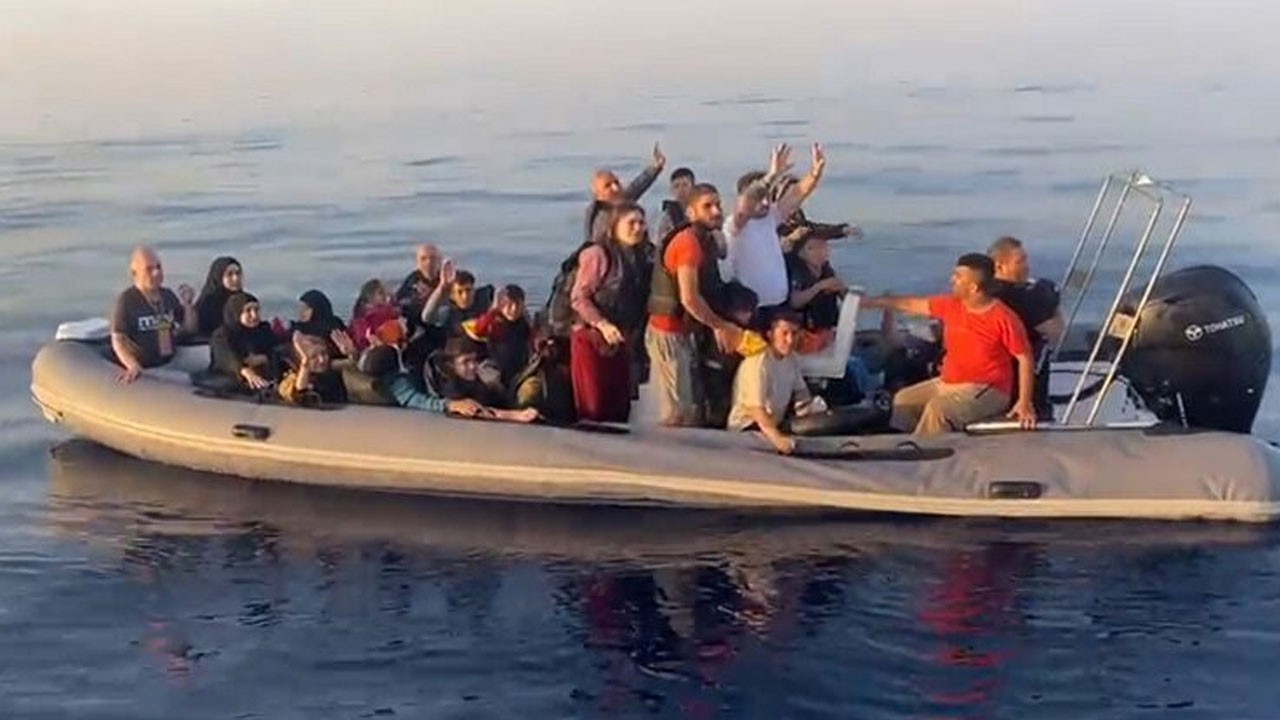 İzmir açıklarında 25 göçmen yakayı ele verdi