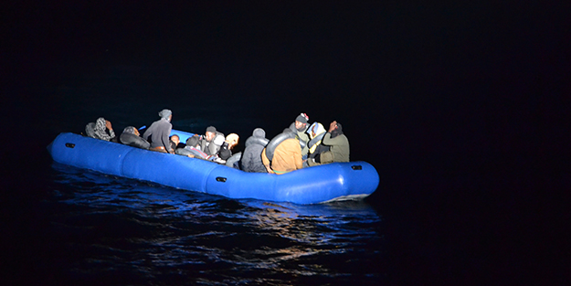 İzmir açıklarında 30 düzensiz göçmen kurtarıldı, 24 göçmen yakalandı