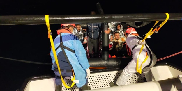 İzmir açıklarında 38 göçmen kurtarıldı