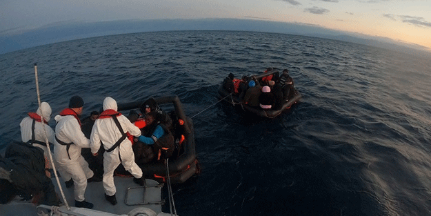 İzmir açıklarında 45 düzensiz göçmen kurtarıldı
