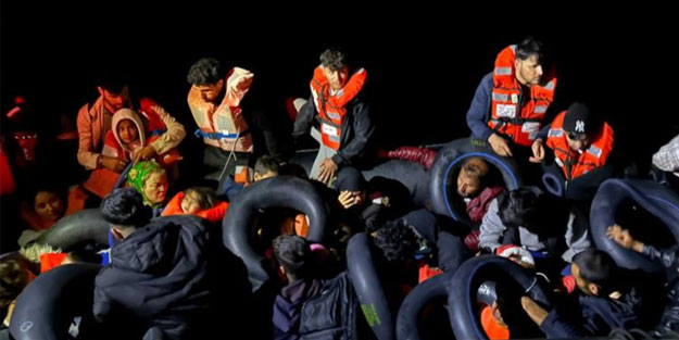 İzmir açıklarında 45 göçmen yakalandı