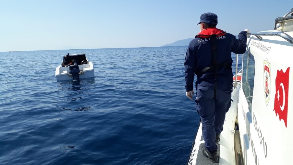 İzmir açıklarında 6’sı çocuk 30 göçmen kurtarıldı 