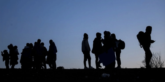 İzmir açıklarında 80 düzensiz göçmen yakalandı
