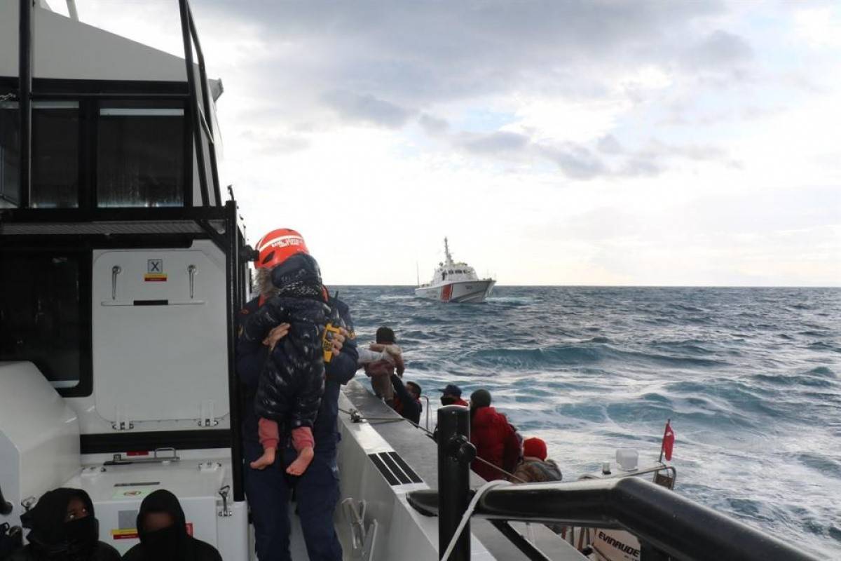 İzmir açıklarında düzensiz göçmenleri taşıyan tekne battı: 2 kişi öldü, 24 kişi kurtarıldı