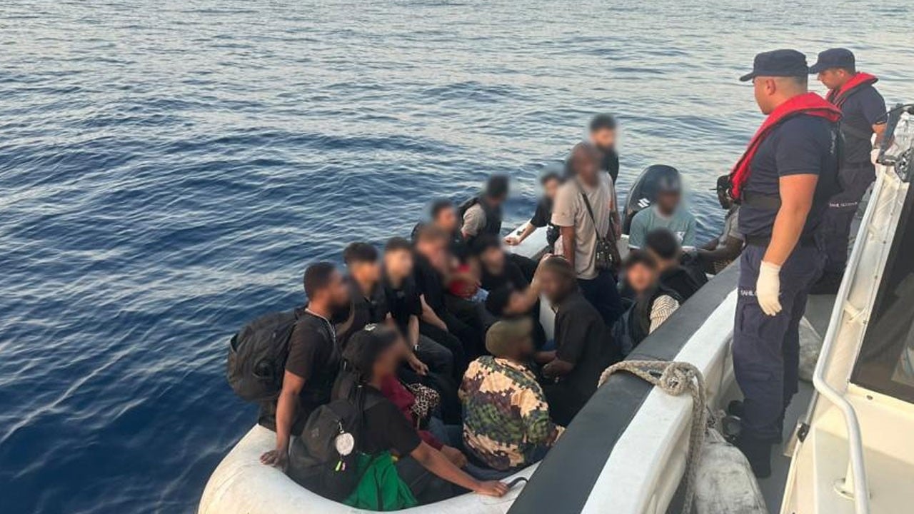 İzmir açıklarında onlarca düzensiz göçmen yakayı ele verdi