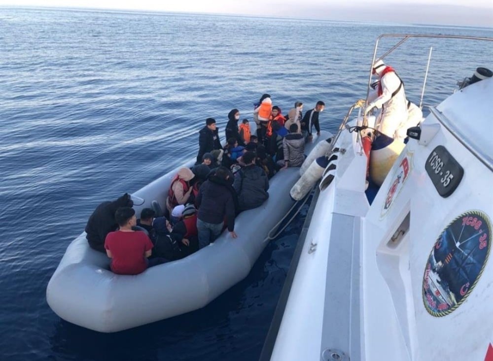 İzmir açıklarında sürüklenen bottan 37 sığınmacı kurtarıldı 