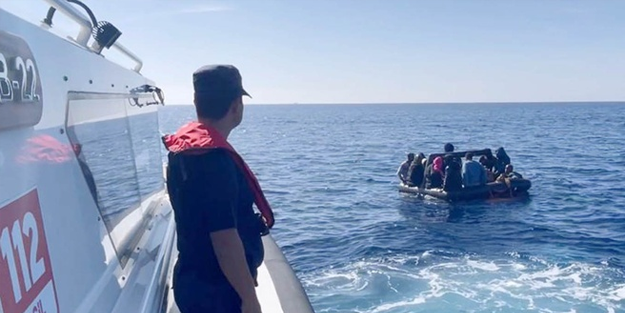 İzmir açıklarındaki 213 düzensiz göçmen karaya çıkarıldı