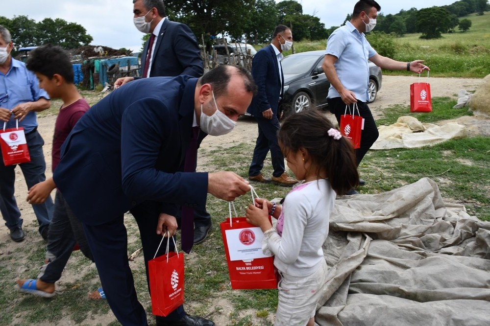 İzmir Balıkesirliler Derneğinden 400 çocuğa bayram hediyesi 