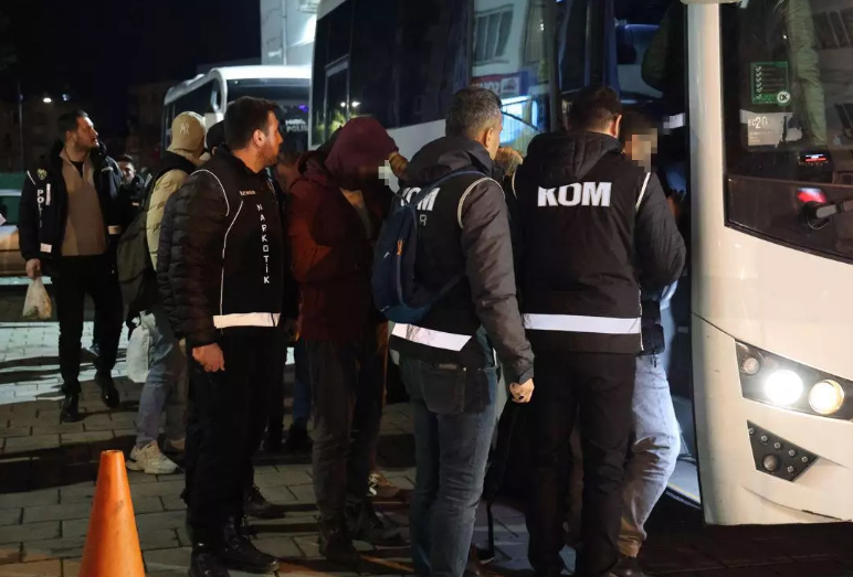 İzmir Buca Belediyesi'ne operasyon! 26 şüpheli adliyede