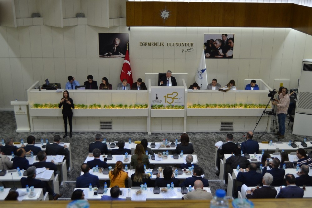 İzmir Büyükşehir Belediye Meclisinde arazi planı değişikliği tartışması 