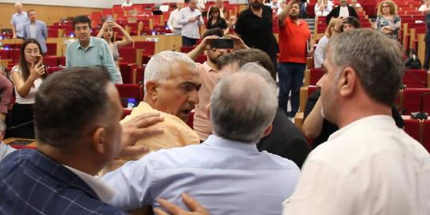 İzmir Büyükşehir Belediyesi Meclisi karıştı