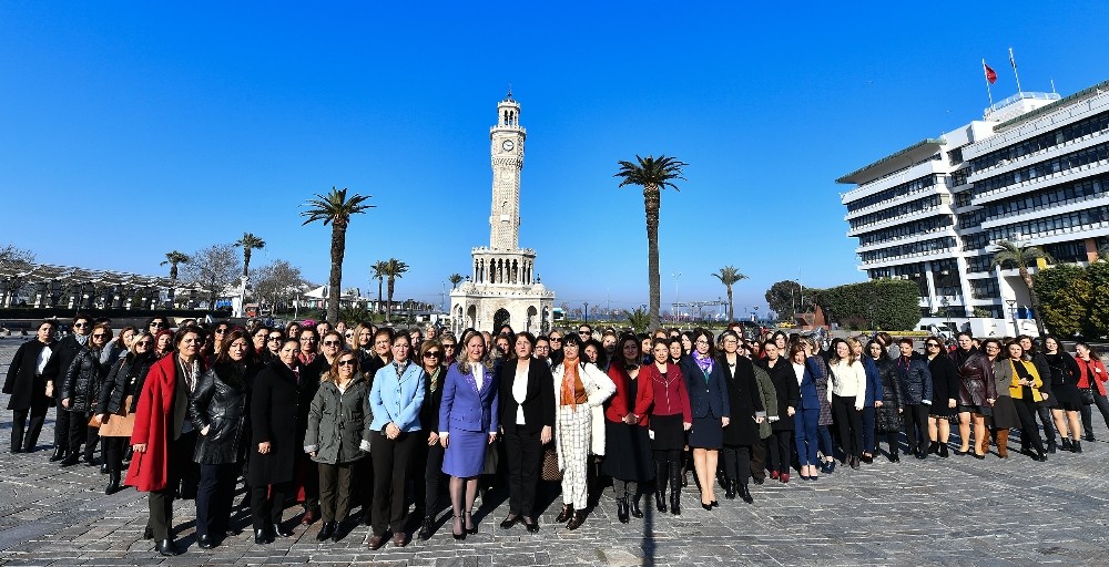 İzmir Büyükşehir Belediyesinde yöneticilerin yarısı kadın 