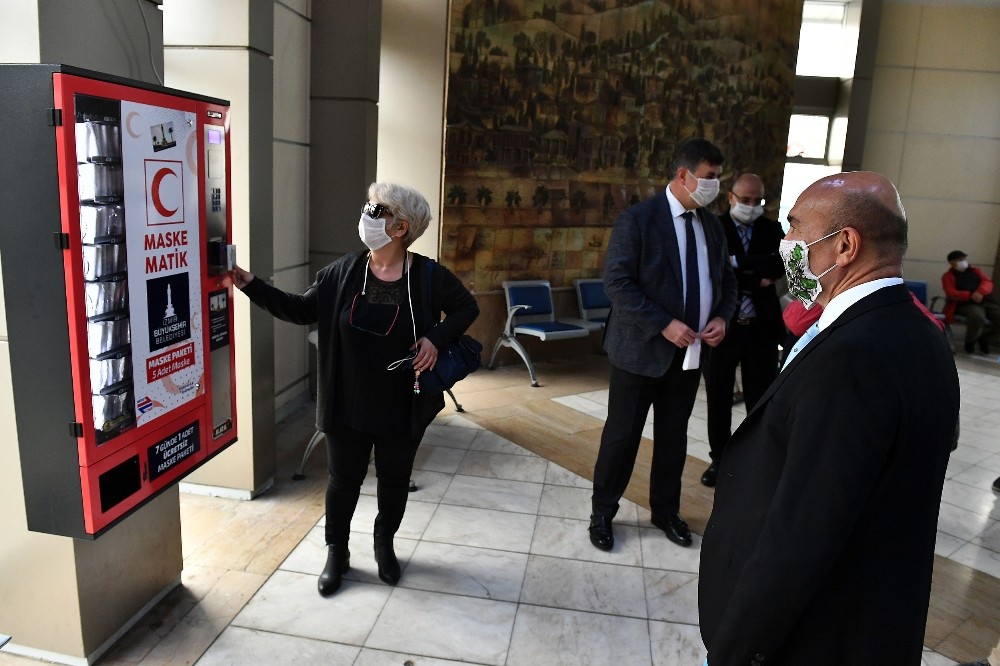 İzmir Büyükşehir bir günde 117 bin maske dağıttı 