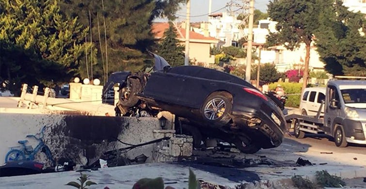 İzmir Çeşme'deki kazada lüks araç bahçe duvarına saplandı