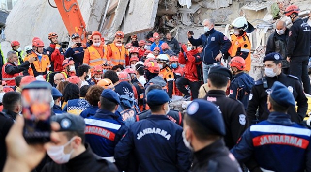 İzmir depreminde yaralanan 21 kişinin tedavisi sürüyor