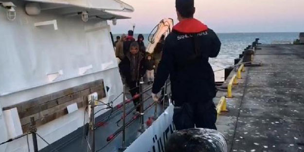 İzmir Dikili'de 27 kaçak göçmen yakalandı