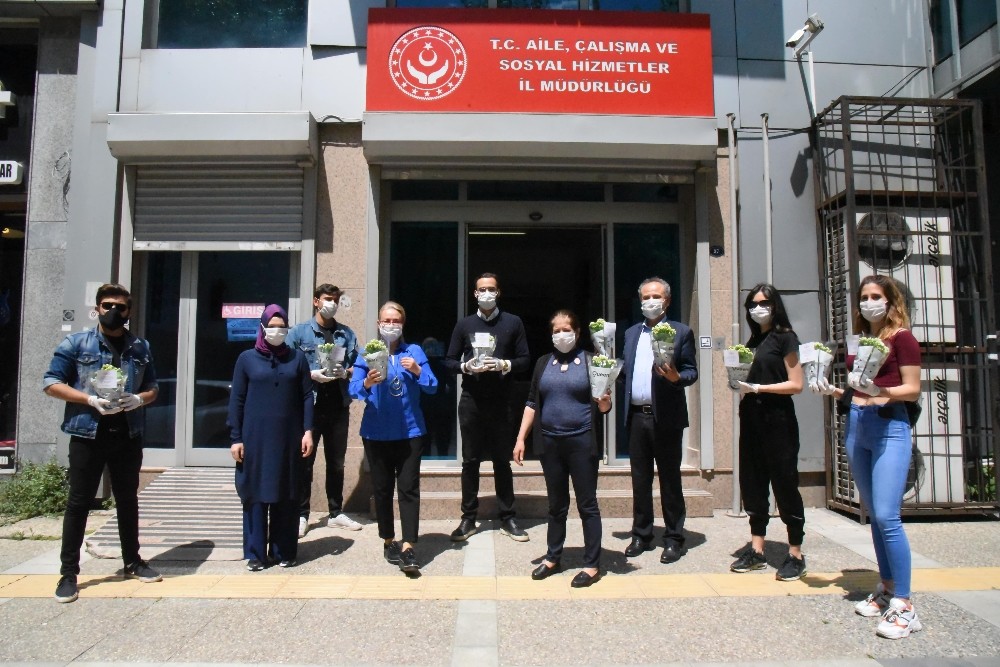 İzmir Ekonomili gençler, Anneler Günü’nde yaşlıları unutmadı 