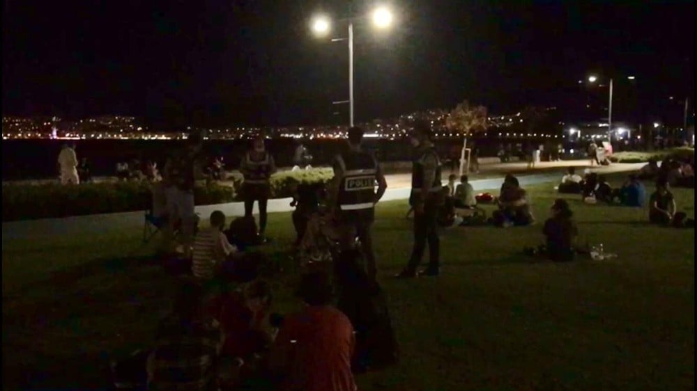 İzmir Emniyetinden sosyal mesafe denetimi 