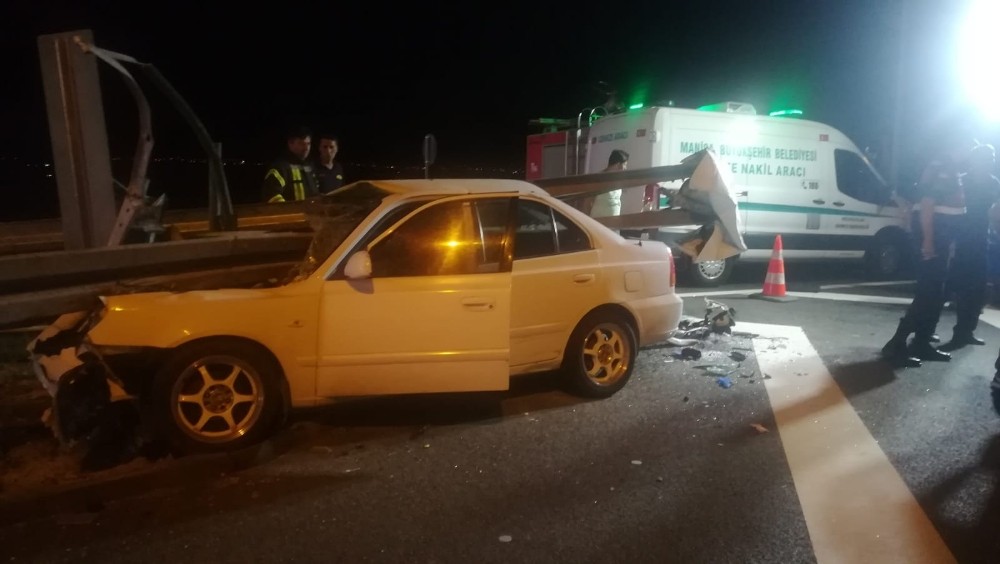 İzmir-İstanbul Otoyolu’nda bariyere ok gibi saplandı:3 ölü,2 yaralı 