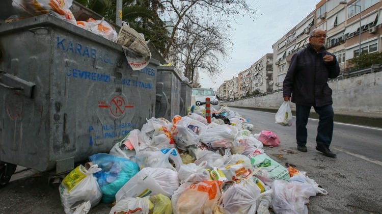 İzmir Karabağlar'da çöpler toplanmıyor