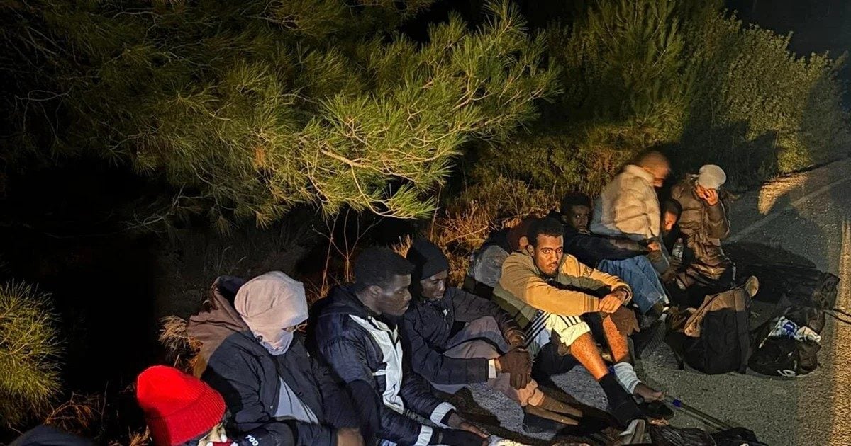İzmir Karaburun'da 16 kaçak göçmen yakalandı, organizatör şüphelisi tutuklandı