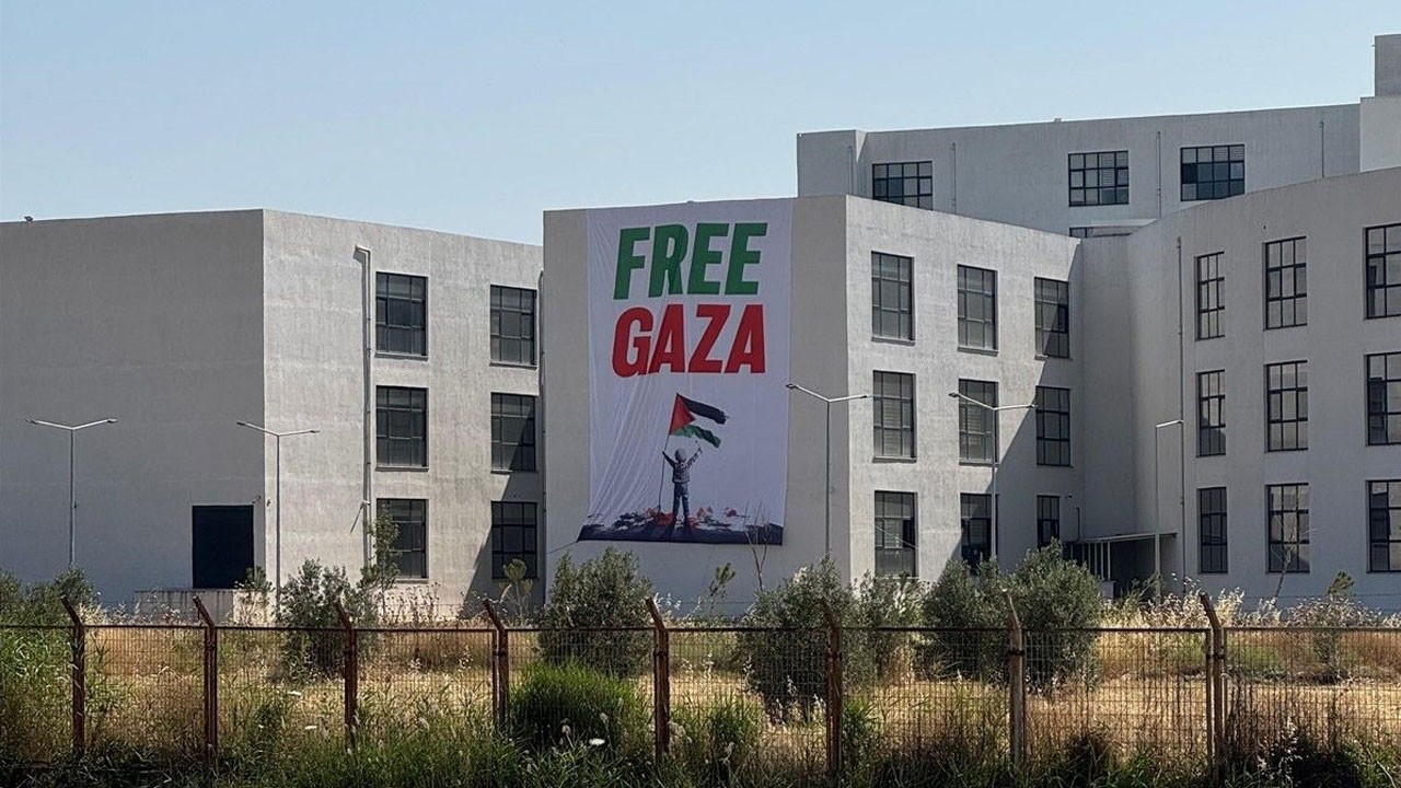 İzmir Katip Çelebi Üniversitesi dev pankartla İsrail'i protesto etti! Rektör Köse: Soykırıma sessiz kalmadık