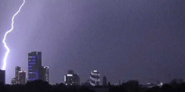 İzmir Körfezine düşen yıldırım böyle görüntülendi