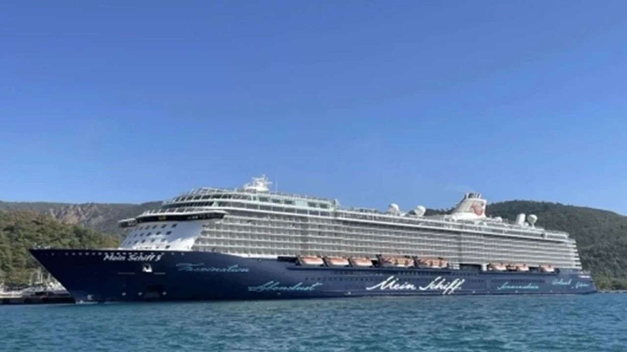 Kuşadası Limanı'na iki günde 11 kruvaziyer demirledi!