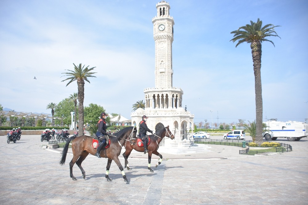 İzmir polisi, çocuklara bayram coşkusu yaşattı 