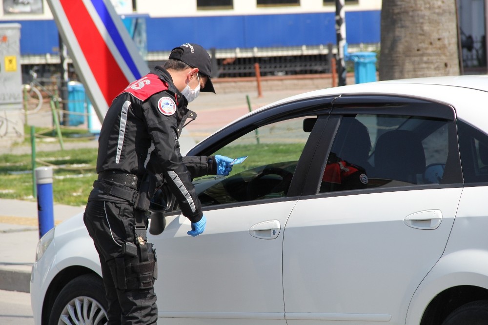 İzmir polisinden sokağa çıkma yasağının son gününde sıkı denetim 
