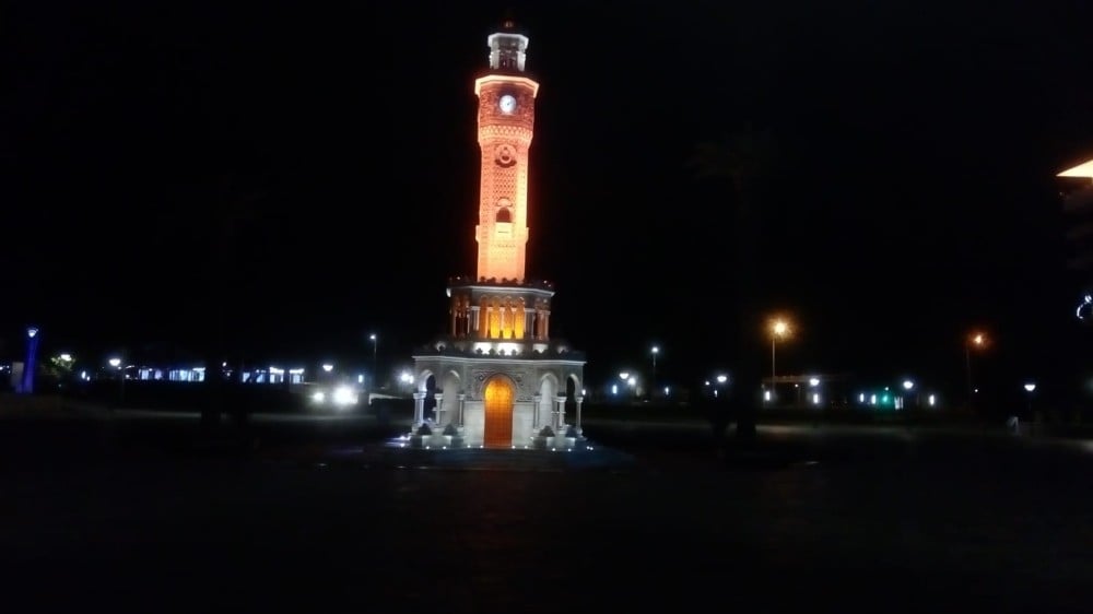 İzmir sessizliğe büründü 