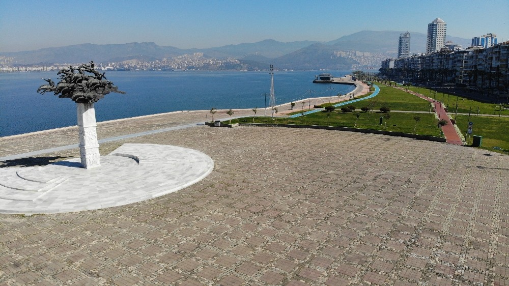 İzmir sessizliğe büründü 